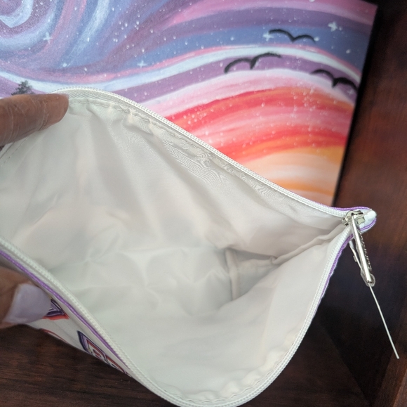 NWT Clinique Cream Pouch with Vibrant Stickers - Picture 3 of 3